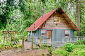 Peaceful Mt Hood Cabin with Hot Tub and Fire Pit!